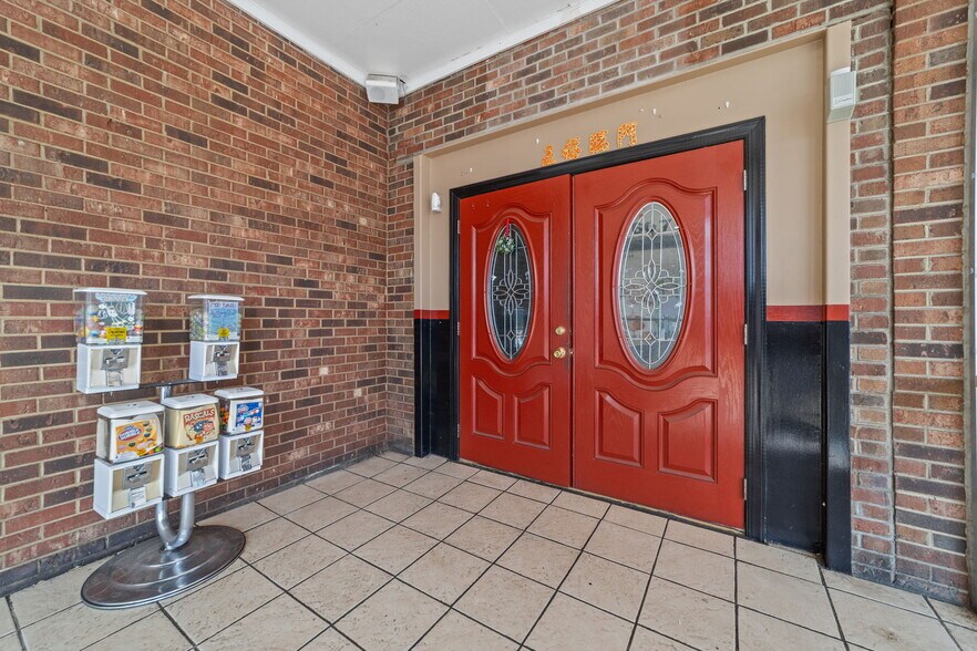 More Photos Of 607 S Main St, King Department Store For Lease