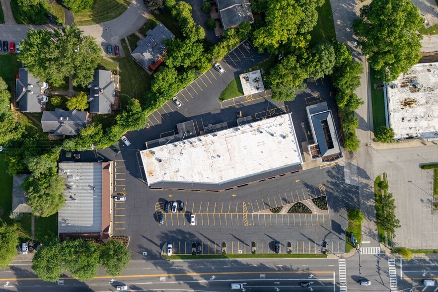 More Photos Of 3642 Brownsboro Rd, Louisville Unknown For Lease