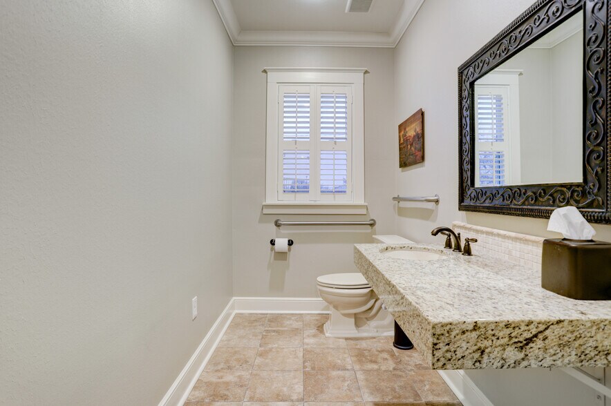 More Photos Of 206 Brooks St, Sugar Land Office Residential For Sale