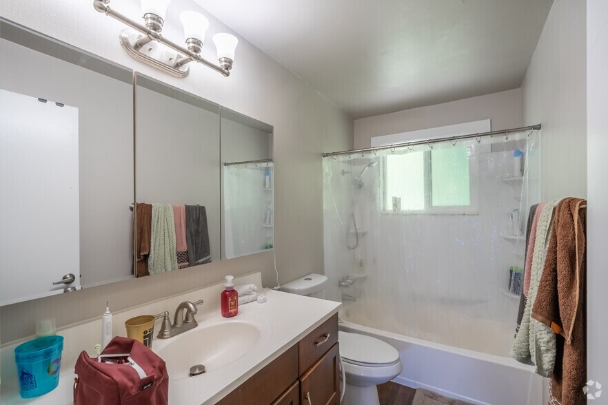 More Photos Of 2515 Thorndyke Ave W, Seattle Multifamily For Sale