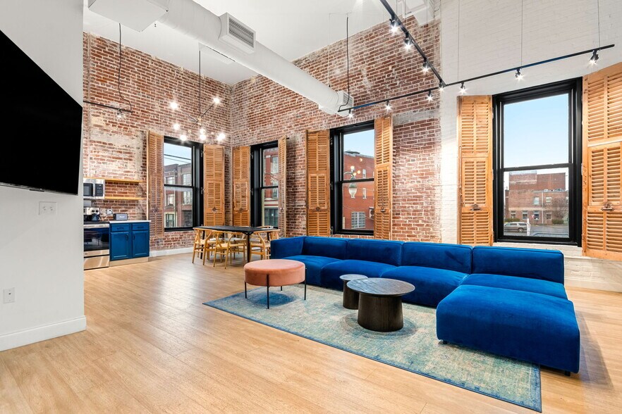 More Photos Of 400 South Main Street, Memphis Hotel For Sale