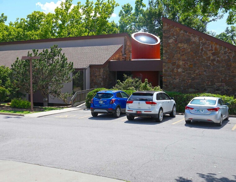 More Photos Of 5272 S Lewis Ave, Tulsa Office For Sale