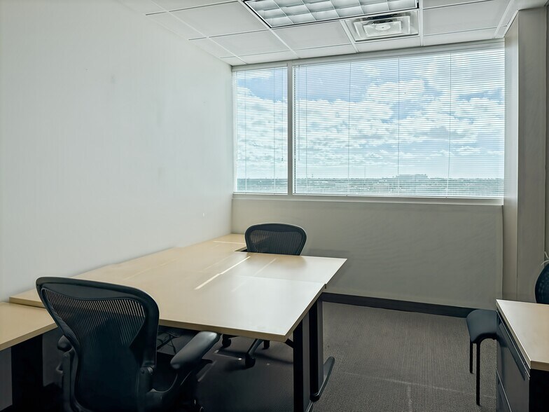 More Photos Of 1990 Main St, Sarasota Coworking Space