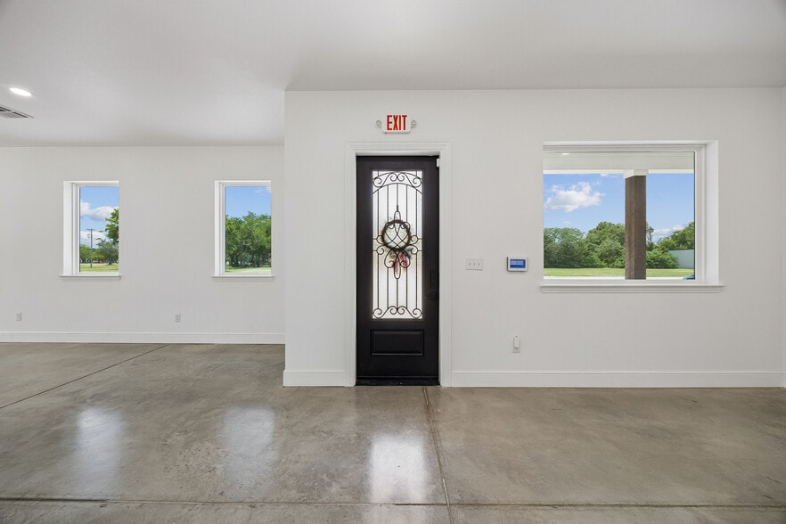 More Photos Of 908 Cresthaven Dr, Euless Showroom For Lease