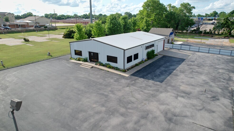 More Photos Of 1665 W Legacy Dr, Duncan Flex For Sale