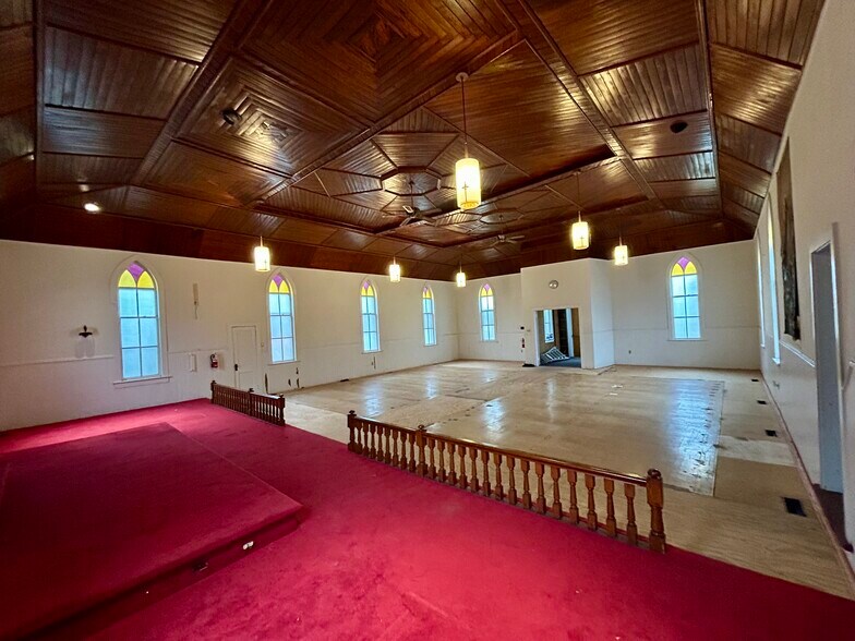 More Photos Of 2008 Sullivan Trail, Tannersville Religious Facility For Lease