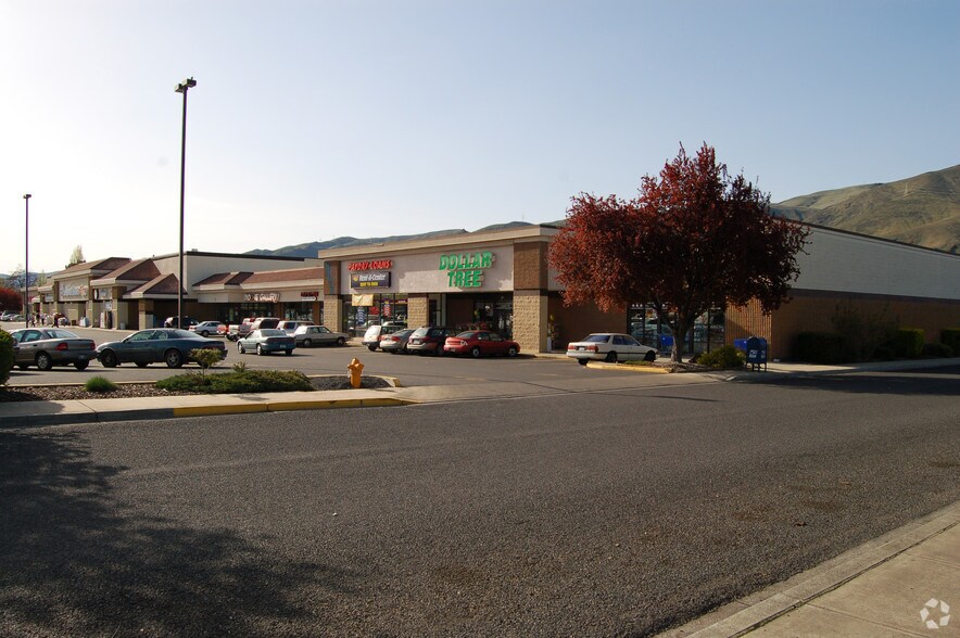 More Photos Of 330-470 Bridge St, Clarkston Unknown For Lease