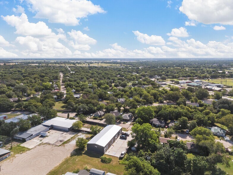 More Photos Of 210-212 Stanfield Dr, Waco Light Manufacturing For Sale