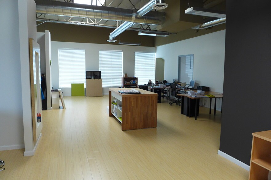 More Photos Of 325 N Puente St, Brea Light Manufacturing For Lease