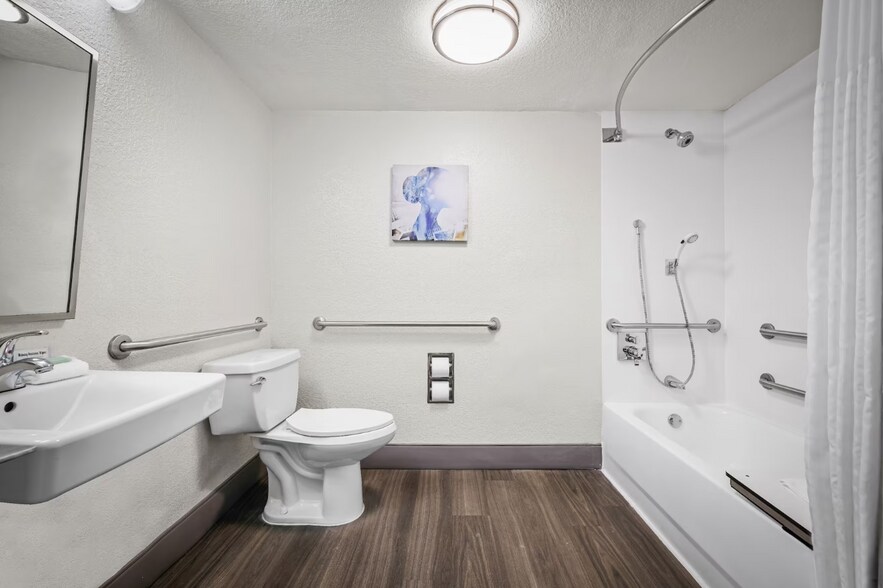 More Photos Of 8730 NW 27th St, Miami Hotel For Sale