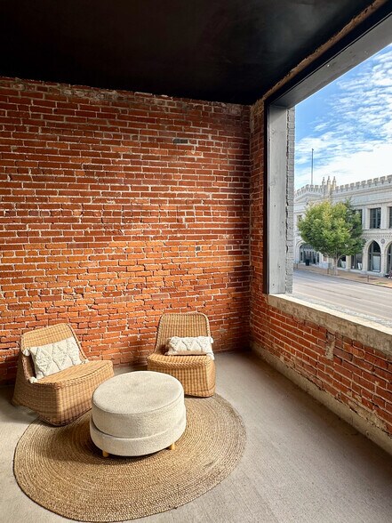 More Photos Of 3139-3141 Olive St, Saint Louis Office For Lease