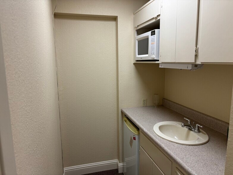 More Photos Of 222 W Lockeford St, Lodi Office For Lease