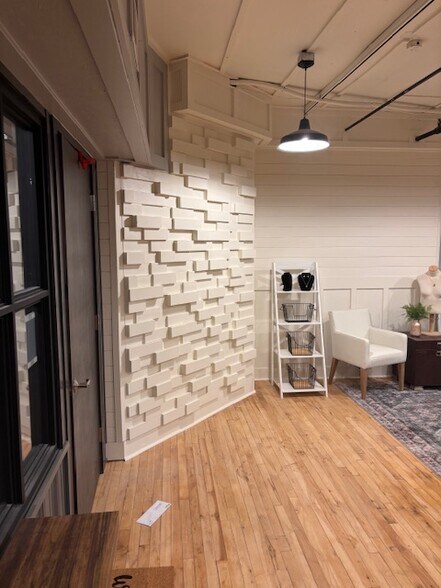 More Photos Of 160 S Poplar St, Elizabethtown Showroom For Lease