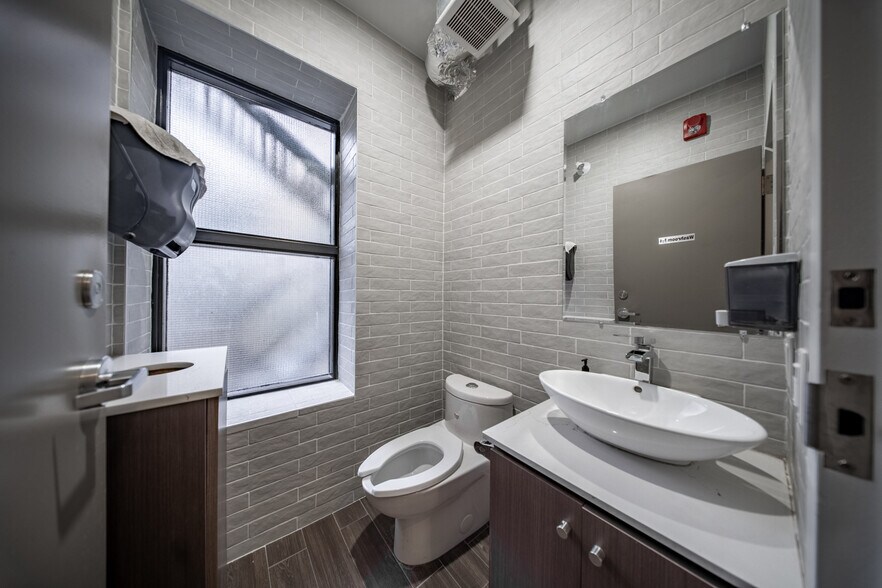 More Photos Of 31 Elm St, Toronto Storefront Retail Office For Sale