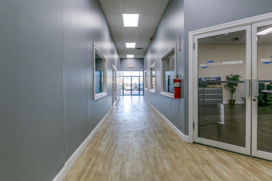 More Photos Of 132 N Wellwood Ave, Lindenhurst Storefront Retail Office For Lease