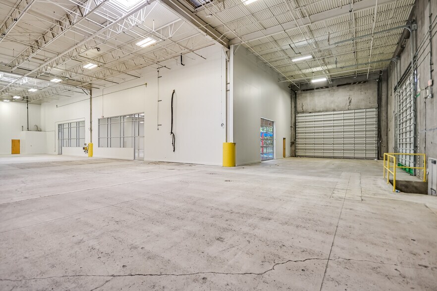 More Photos Of 10420 Metric Blvd, Austin Warehouse For Lease