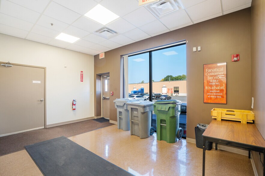 More Photos Of 6-10 Cook St, Billerica Light Manufacturing For Lease