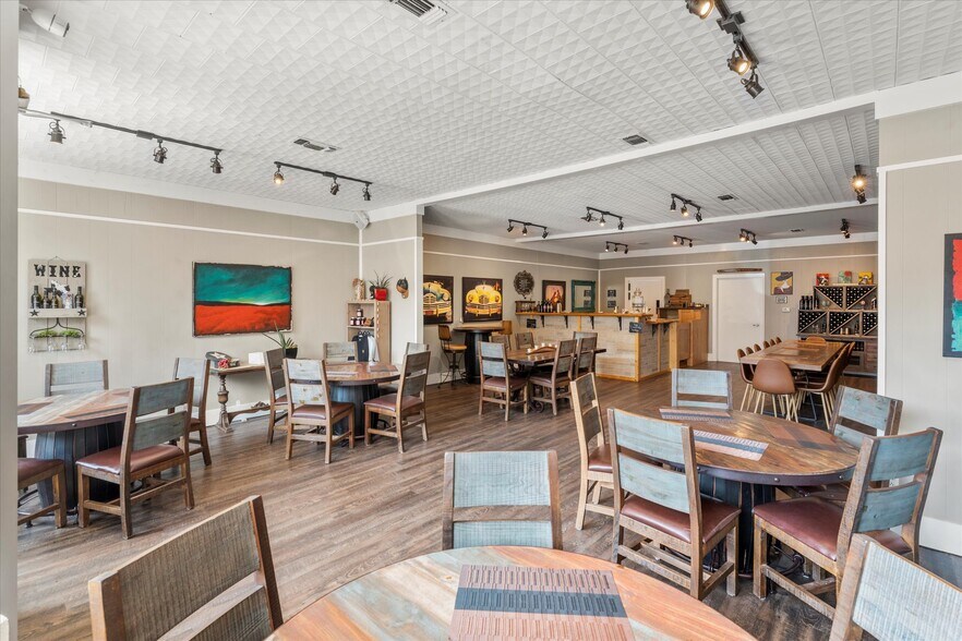 More Photos Of 223 Main St, Sulphur Springs Storefront For Lease