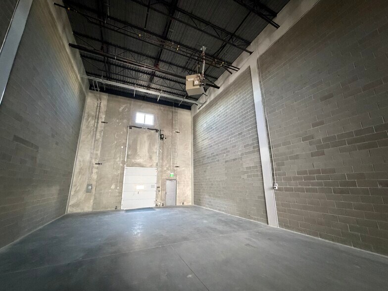 More Photos Of 10910 Dixie Rd, Brampton Warehouse For Lease