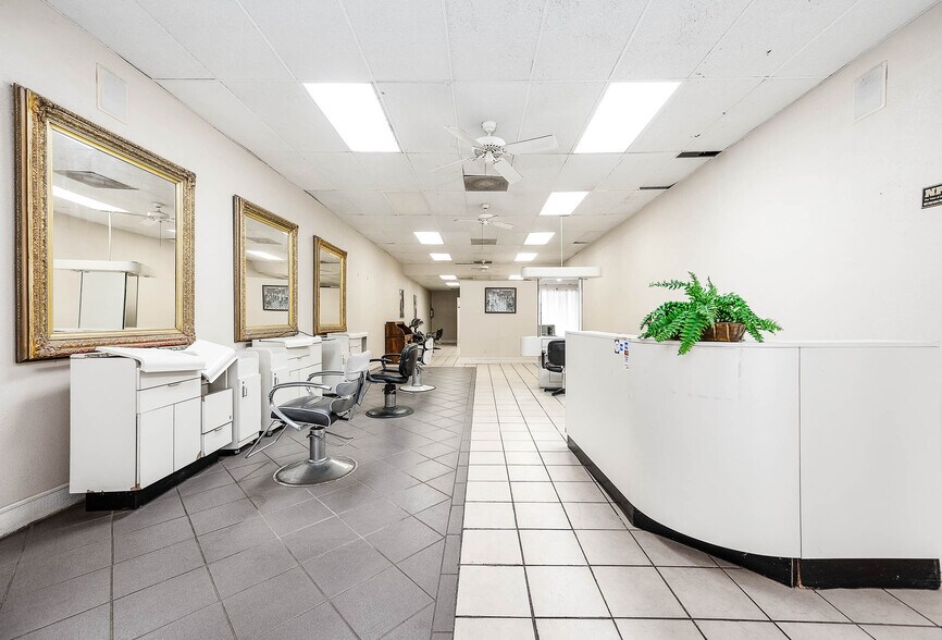 More Photos Of 101 E Monseratte St, El Campo Storefront For Sale