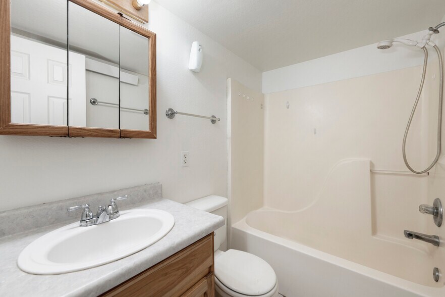 More Photos Of 695 Agate ave, Granby Flex For Sale