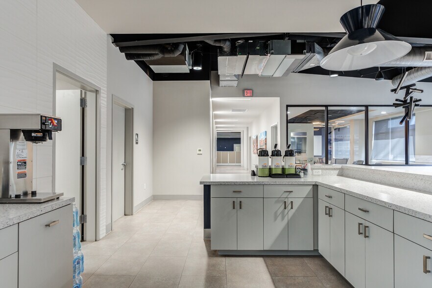 More Photos Of 2405 114th St, Lubbock Office For Sale