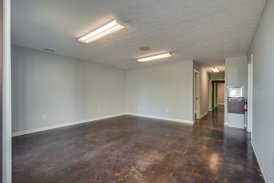 More Photos Of 100 Mooreland Dr, Springfield Warehouse For Lease