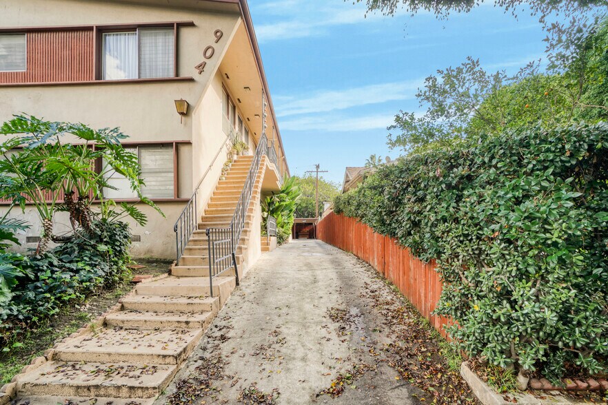 More Photos Of 904 N Spaulding Ave, Los Angeles Apartments For Sale