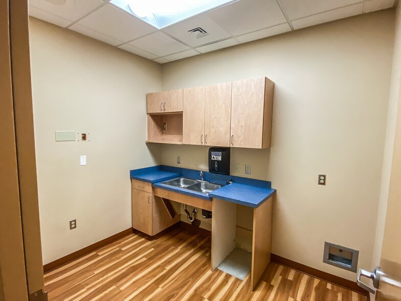 More Photos Of 323 E Riverside Dr, Eagle Medical For Lease