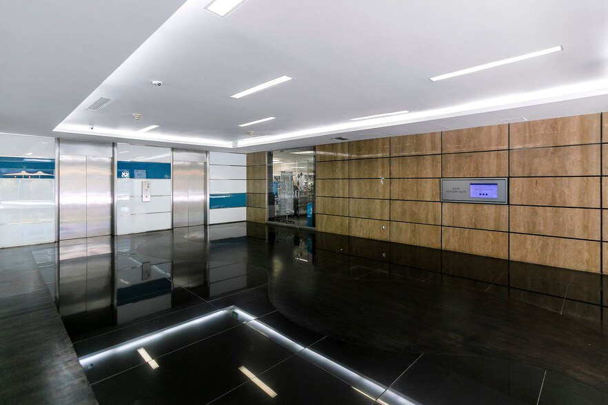 More Photos Of 16542 Ventura Blvd, Encino Medical For Lease