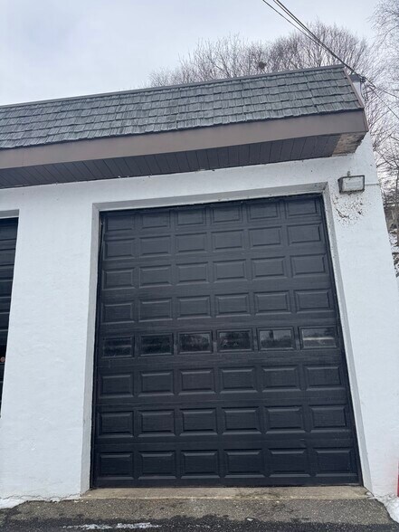 More Photos Of 11 Front St, Springfield Auto Repair For Lease