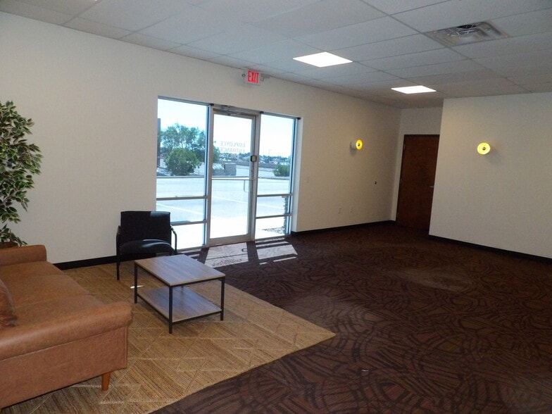 More Photos Of 11500 Pellicano Dr, El Paso Showroom For Sale