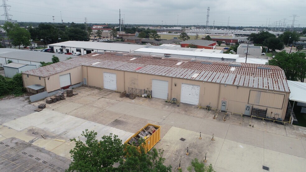 More Photos Of 5800 Centralcrest St, Houston Warehouse For Lease