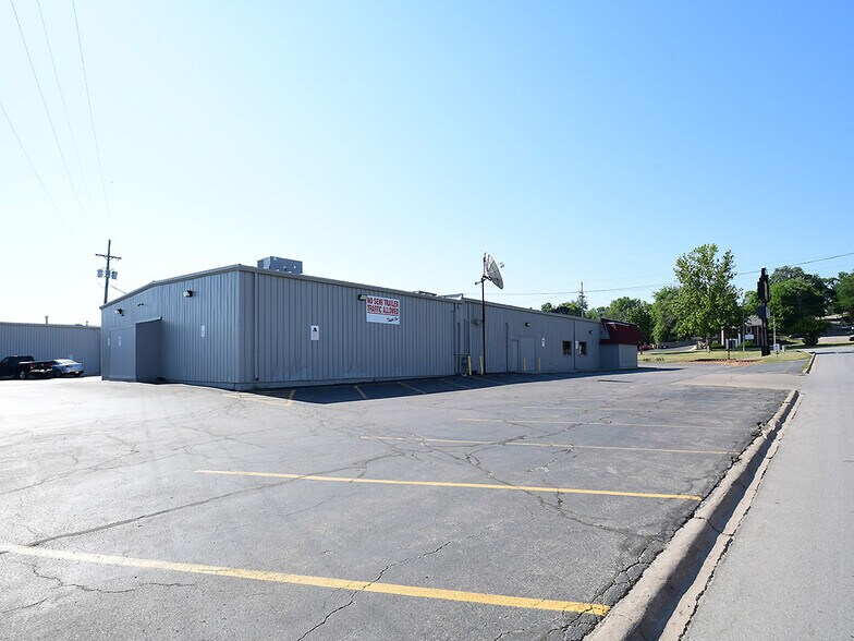 More Photos Of 7880-7890 L St, Omaha Auto Dealership For Sale