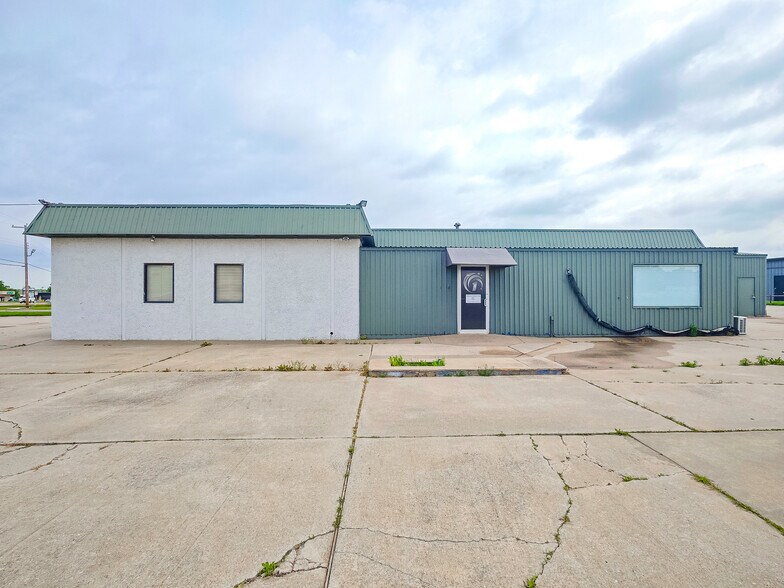 More Photos Of 401 S Ranchwood Blvd, Yukon Flex For Sale