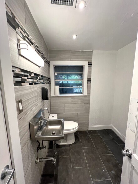 More Photos Of 251 W 28th St, Houston Restaurant For Lease