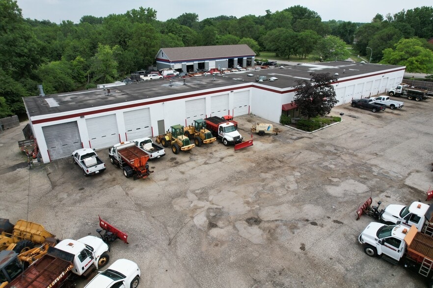 More Photos Of 640 Varsity Dr, Elgin Warehouse For Sale