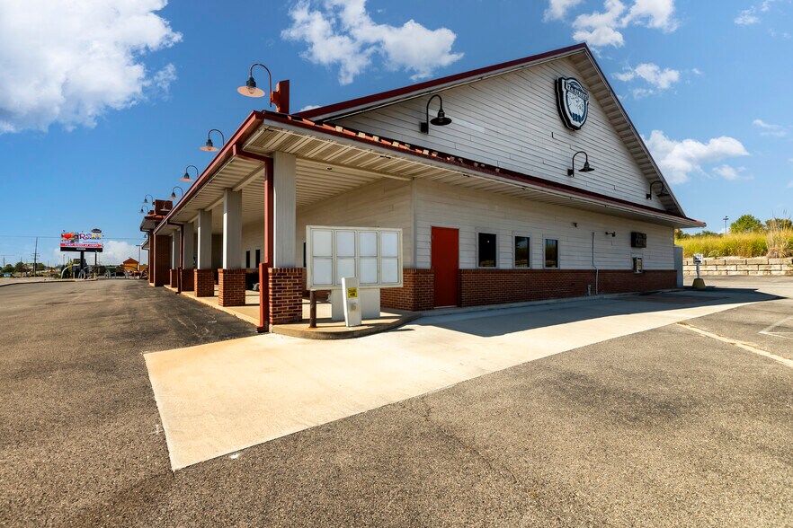 More Photos Of 2700 17th St, Marion General Retail For Sale