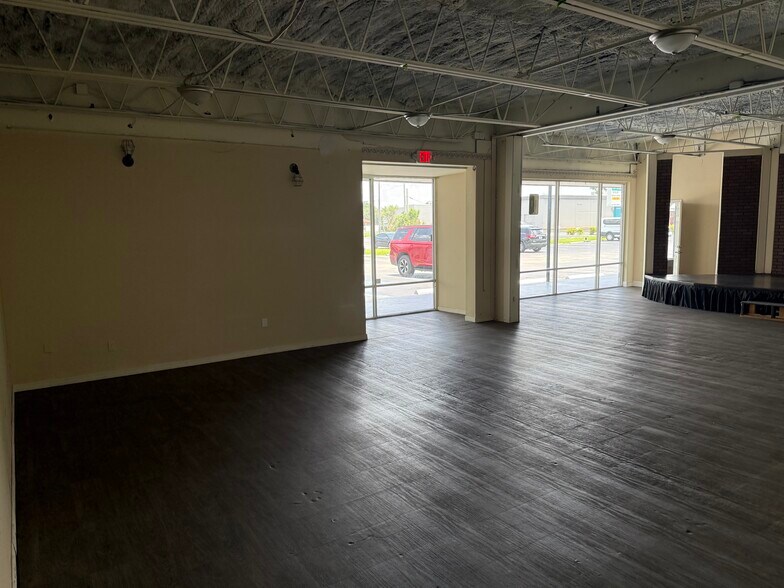 More Photos Of 219 Avenue O SW, Winter Haven General Retail For Lease
