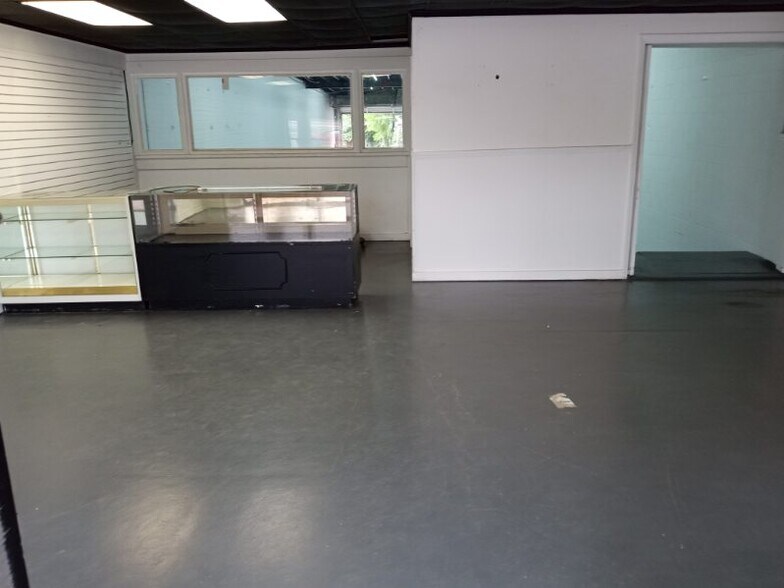 More Photos Of 1921-1935 N William St, Goldsboro General Retail For Lease