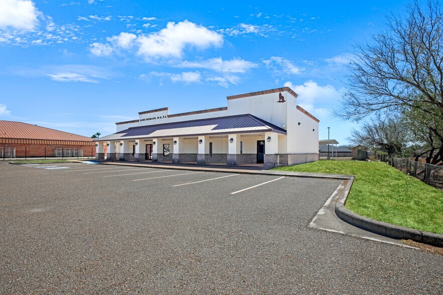 More Photos Of 802 E Expressway 83, La Joya General Retail For Sale