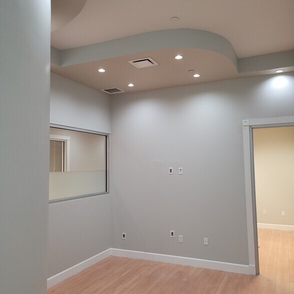 More Photos Of 7751 Kingspointe Pky, Orlando Light Distribution For Lease