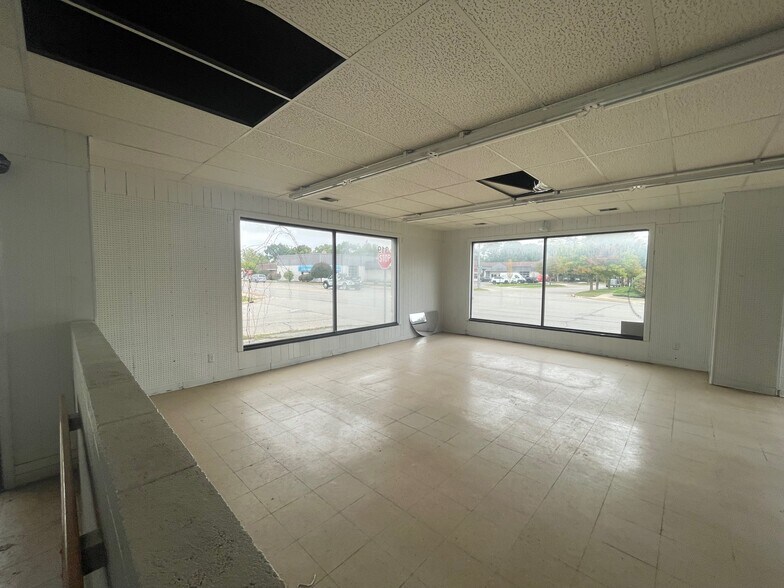 More Photos Of 319 N Mission St, Mt Pleasant Showroom For Sale
