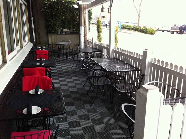 More Photos Of 15045-15047 Marine Dr, White Rock Storefront Retail Office For Lease