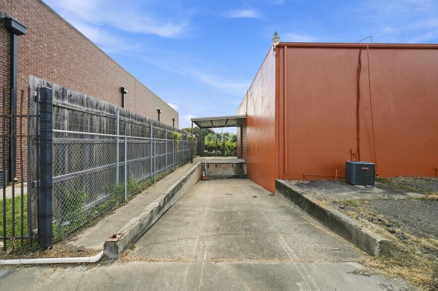 More Photos Of 1440 Cedar Post Ln, Houston Warehouse For Sale