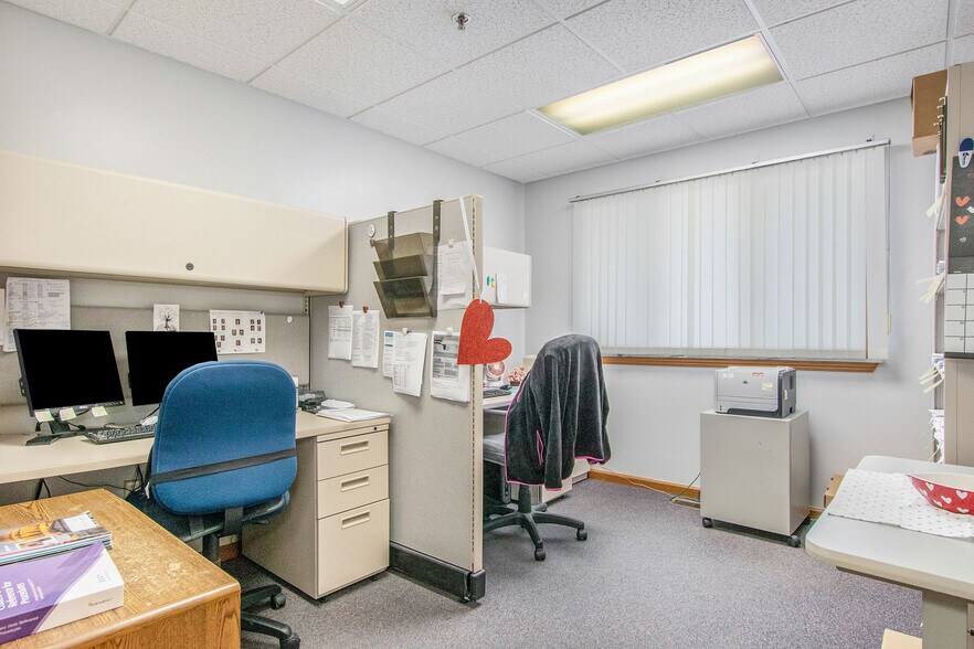 More Photos Of 3050 Commerce Dr, Fort Gratiot Office For Sale
