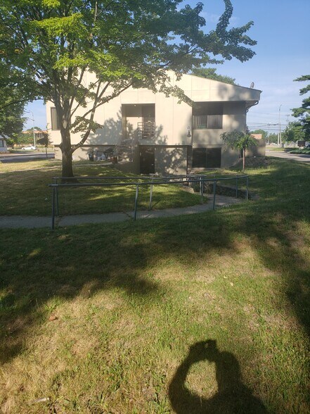 More Photos Of 24724 Lahser Rd, Southfield Office For Sale