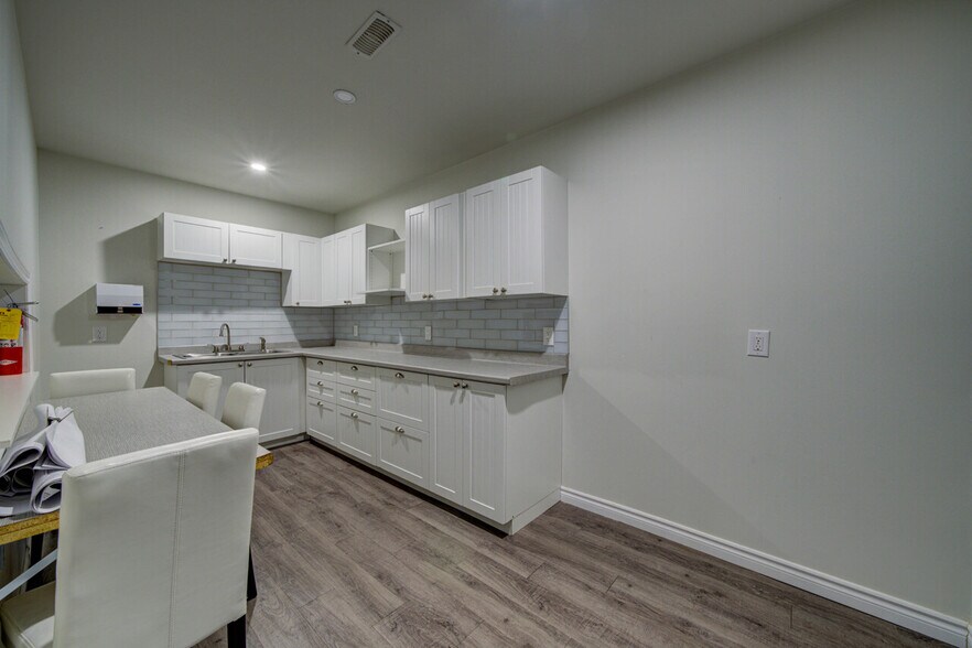 More Photos Of 1367 Mosley St, Wasaga Beach Office For Sale