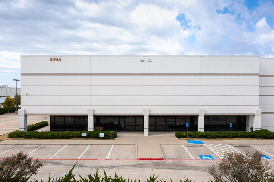 More Photos Of 4265 Trade Center Dr, Grapevine Warehouse For Lease