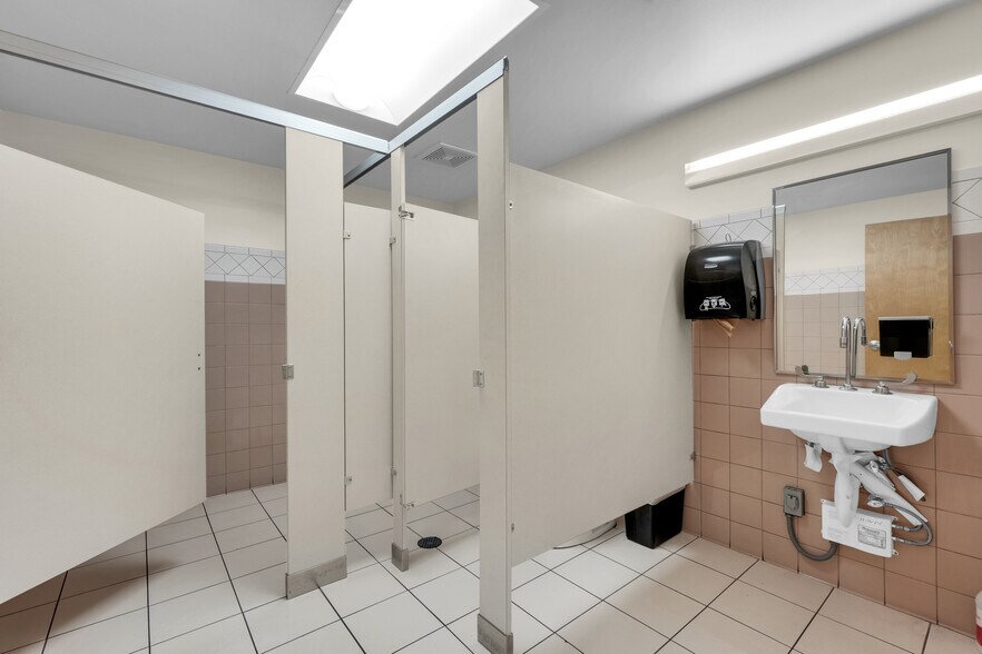 More Photos Of 4200 Pioneer Ave, Las Vegas Warehouse For Sale